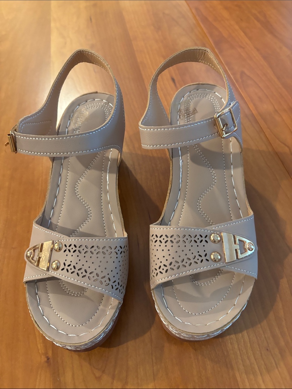 Womens Light-Weight Chunky Heel Sandals in Taupe